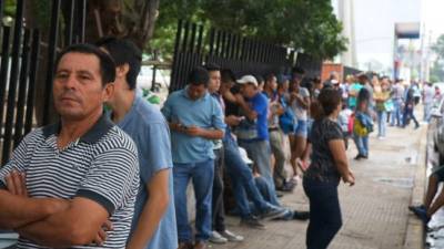 Las filas fuera del Registro recorrían ayer las 1 y 2 calles, 5 avenida del centro.