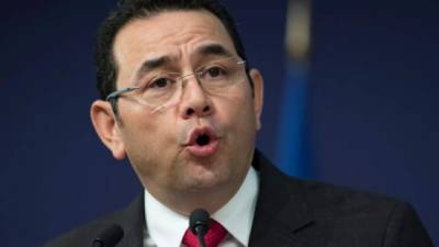 Después de analizar el decreto gubernativo, publicado el lunes por el presidente Jimmy Morales (Imagen), el ente regional, que reconoce que son necesarias 'acciones urgentes' para recuperar la red vial, señala que esta medida 'es débil en controles y vulnerable a la corrupción'. EFE/Archivo