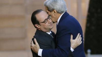 El presidente francés François Hollande junto al secretario de Estado de EUA, John Kerry.