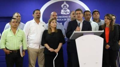 Conferencia de prensa en la que el presidente Hernández anunció las acciones a efectuar.