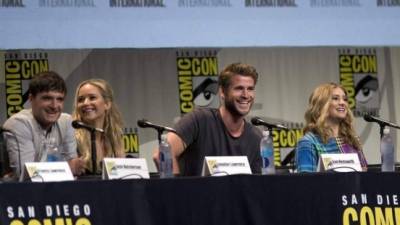 Josh Hutcherson, Jennifer Lawrence, Liam Hemsworth y Willow Shields mientras disertan en la Comic-Con.