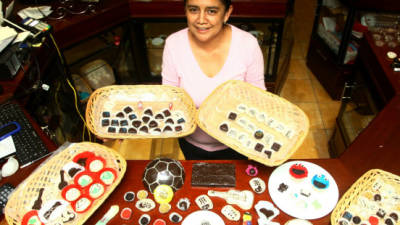 Bombones, trufas, cupcakes, chonchorritos y tabletas muestra Elvira Alvarado durante la visita en la chocolatería en Santa Rosa de Copán.
