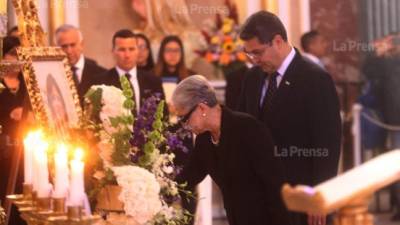 El presidente Juan Orlando Hernández acompaña a su madre, Elvira Alvarado de Hernández, cuando se despedían de Hilda Hernández.