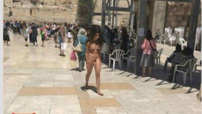 La gente comenzó a gritar al ver a la mujer desnunda. Cortesía Times of Israel