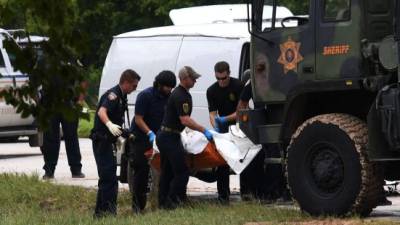 Rescatistas encontraron la camioneta donde se encontraban los seis cuerpos de una familia hispana que intentaban escapar de las inundaciones en Houston.