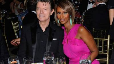 El fallecido David Bowie con su esposa Iman