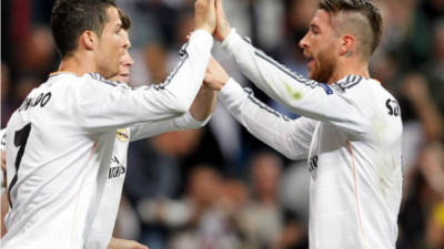 Sergio Ramos felicita a Cristiano Ronaldo por uno de sus goles.