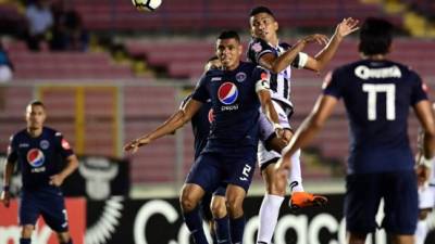 El capitán del Motagua, Juan Pablo Montes, marca al verdugo azul, Edwin Aguilar, goleador del Tauro FC. Foto cortesía Mi Diario de Panamá