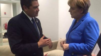 El presidente de Honduras, Juan Orlando Hernández, y la canciller de Alemania, Ángela Merkel.