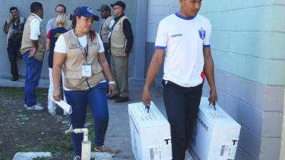 En La Ceiba se vive una verdadera fiesta cívica electoral. Las autoridades del TSE piden a los ceibeños acudir este día a las urnas, en calma y con responsabilidad.