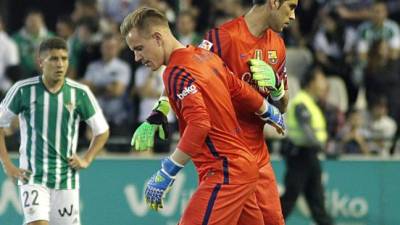 Bravo tuvo que salir ante el Betis y fue reemplazo por el alemán Ter Stegen. Foto EFE/ Paco Puentes.