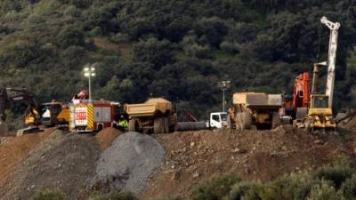 GRAF1659. TOTALÁN (MÁLAGA), 20/01/2019.- Continúan este domingo los trabajos del rescate de Julen, el niño de dos años que cayó el pasado domingo a un profundo y estrecho pozo en la localidad de Totalán (Málaga). EFE/Daniel Pérez