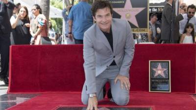 El actor estadounidense Jason Bateman posa con su estrella en el Paseo de la Fama de Hollywood. Fotos: AFP.