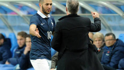 Didier Deschamps felicita a Karim Benzema por su gran actuación ante Holanda.