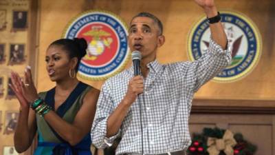 El presidente Barack Obama y la primera dama de EUA, Michelle, durante su estadía en Hawái. Foto: AFP/NICHOLAS KAMM