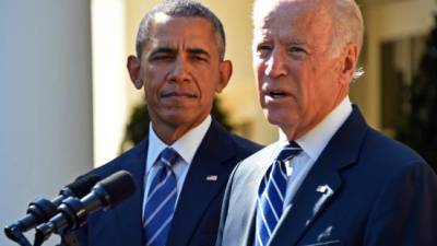 Biden realizó el anuncio acompañado por el presidente Obama.