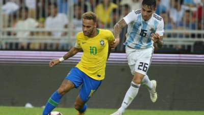 Neymar fue un dolor de cabeza para la defensa de Argentina. FOTO AFP.
