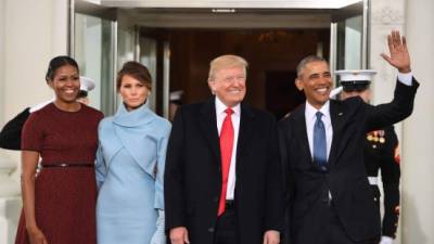 Obama y Michelle posan junto a la nueva pareja presidencial de EUA. AFP.