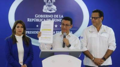 El ministro Ebal Díaz leyó el nuevo decreto junto a los ministros de Salud y Educación.
