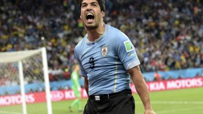 Luis Suárez celebrando con euforia su segundo gol ante Inglaterra.