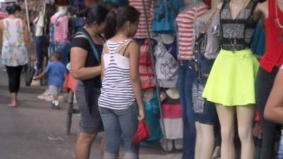 En el centro de la ciudad, cientos de vendedores ofrecen variedad de ropa y zapatos. Fotos: Franklyn Muñoz.