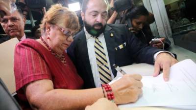 Trámite. Los diputados Doris Gutiérrez y Luis Redondo junto a otros compañeros de cámara cuando interponían el recurso en la secretaría de la Corte.