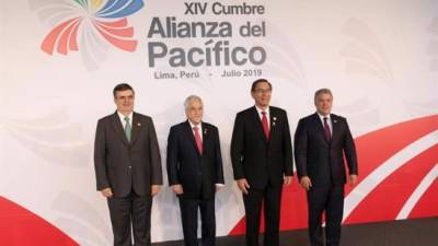 El presidente de Perú, Martín Vizcarra (2-i), posa junto al secretario de Relaciones Exteriores de México, Marcelo Ebrard (i); el presidente de Chile, Sebastián Piñera (2-i), y el presidente de Colombia, Iván Duque (d), este sábado durante la bienvenida a los líderes de la Alianza del Pacífico, para una reunión que se llevará a cabo en Lima, Perú. EFE/Ernesto Arias