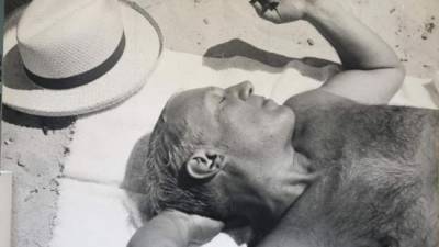 Fotografía de Pablo Picasso dormido en la playa 'Mougins', de 1936 o 1937, por la fotógrafa Dora MAAR (1907-1997), que forma parte del proyecto 'Picasso-Mediterráneo', evento cultural internacional que se extiende desde la primavera de 2017 hasta el otoño de 2019, en el Museo Picasso de París. EFE/Museo Picasso de París