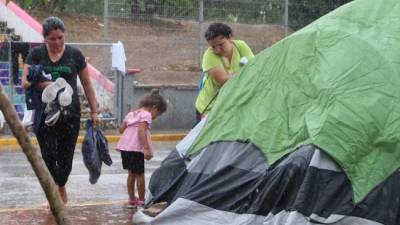 Migrantes se resguardan de las lluvias en campamentos en la ciudad de Matamoros en el estado de Tamaulipas. EFE