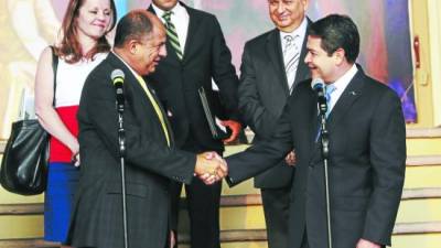 El presidente electo de Costa Rica, Luis Solís, saluda al presidente Hernández.