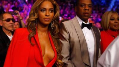 Beyoncé Knowles lució un escote en V bien pronunciando. La estrella estaba acompañada junto a su esposo, Jay-Z.