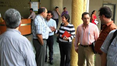 Los abogados acudieron ayer al los tribunales sampedranos a brindar conferencia.