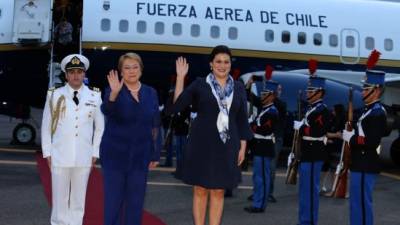 Antes del anochecer, la presidenta de Chile Michelle Bachelet fue recibida por la canciller de Honduras, María Dolores Agüero.