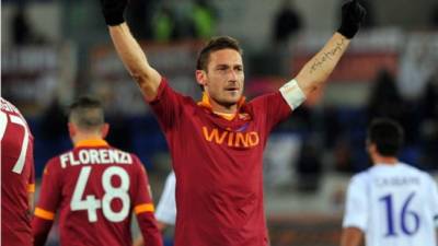 'Quedarme en el Roma fue una doble victoria. Jugar 25 años con la camiseta del equipo del que fui aficionado', dijo Totti.