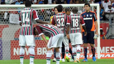 Jugadores del Fluminense lloran al final del partido que los condena al descenso.