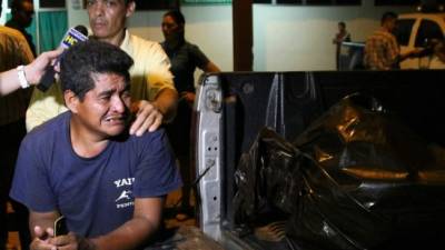 José Armando Cortés, padre de la niña Mariela Carolina Coca, estaba devastado en las afueras del hospital.