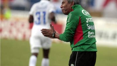 Héctor Castellón, dando indicaciones a sus jugadores ante el Olimpia.