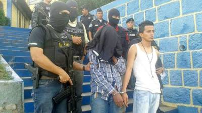 .Los implicados, un menor de 15 años y Brayan Leonel Ordóñez (22), alias 'El bellaco', serían miembros activos de la Pandilla 18 y fueron arrestados esta mañana en la colonia El Pedregalito de Comayagüela, luego de participar en el secuestro fallido de un taxista.