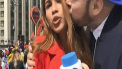 La reportera colombiana Julieth González fue acosada por un aficionado mientras transmitía en vivo desde el Mundial de Rusia.