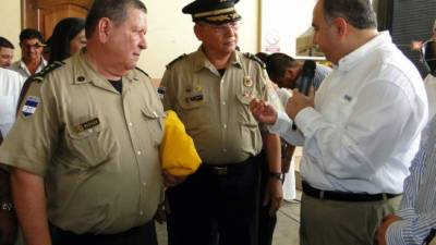 El coronel Adolfo Padilla y Reinaldo Mejía dialogan con el alcalde Alexander López.