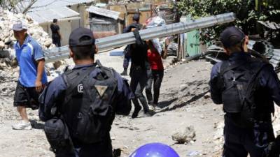 A pesar de la presencia policial, los habitantes decidieron huir tras la amenazas hechas por hombres armados de desalojar las casas.