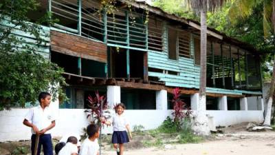 Niños de la escuela Dionisio de Herrera realizan actividades cerca del edificio.