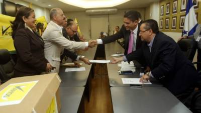 El diputado Augusto Cruz Asensio, líder de Vamos, entregó 78,000 firmas al TSE.