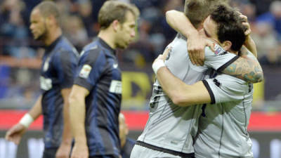 Giacomo Bonaventura celebra con German Denis el primer gol ante el Inter.