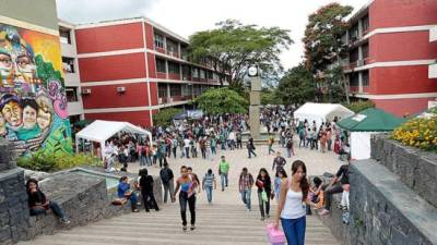 La Unah tiene una comunidad de 93,000 estudiantes.