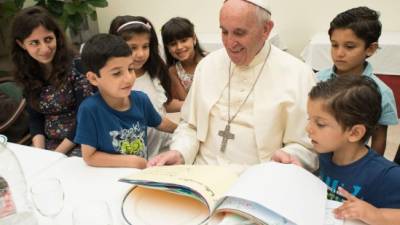 El papa Francisco compartió su mesa con los refugiados.