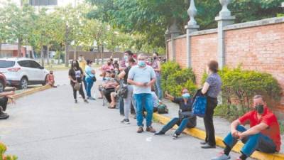 Ciudadanos hicieron largas filas durante horas para poder ingresar al centro de vacunación de la Upnfm. En cambio, en el Campo de Parada Marte fue escasa la asistencia de la población. Aplican la segunda dosis de Pfizer a nivel nacional.