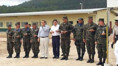 El presidente de Honduras junto a los jefes militares y al secretario de Defensa durante la inauguración del hospital.