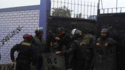 La policía peruana cercó el colegio donde ocurrió el vil crimen. Foto: El Comercio.