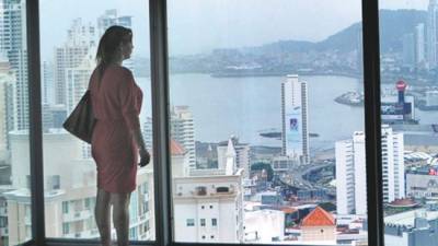 Elizabeth Rodríguez, agente de la inmobiliaria CBRE Group, observa desde una oficina vacante en la torre Oceanía Business Plaza en la ciudad de Panamá.
